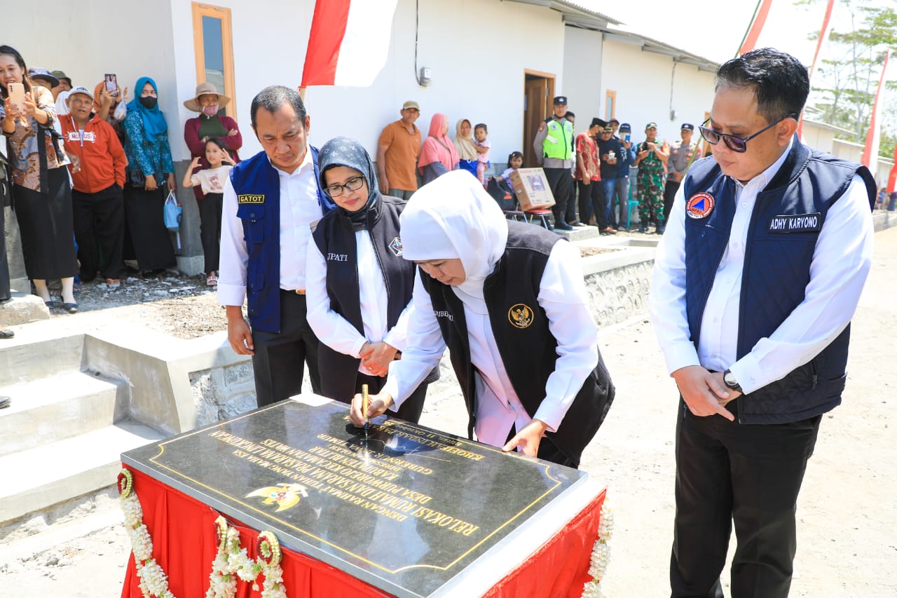 Gubernur Jawa Timur Khofifah Indar Parawansa meresmikan Kampung Indah Purworejo (KIP) komplek hunian bagi masyarakat terdampak bencana tanah gerak di Desa Purworejo, Kecamatan Wates, Kabupaten Blitar, Rabu (11/10/2023) siang