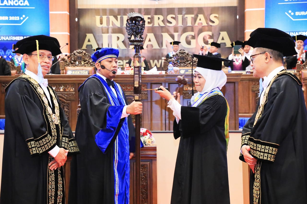 Khofifah Raih Gelar Doktor Honoris Causa Bidang Ilmu Ekonomi dari FEB - UNAIR