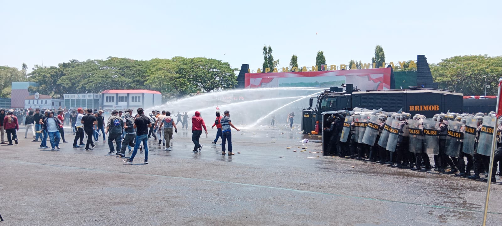 Simulasi pengamanan pemilu pada Apel Gelar Pasukan Operasi Mantap Brata Semeru 2023-2024 di Lapangan Makodam V Brawijaya Surabaya, Selasa (17/10).