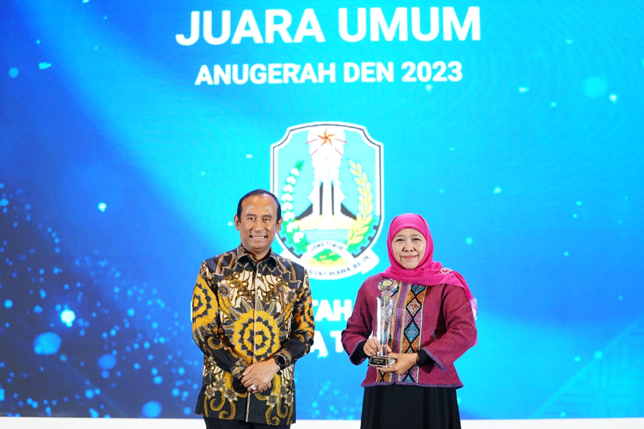 Gubernur Jawa Timur Khofifah Indar Parawansa pada Malam Anugerah DEN 2023 di Hotel Bidakara, Jakarta Selatan, Jumat (20/10) malam.