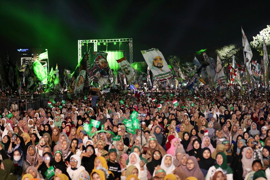 Ratusan ribu masyarakat Jawa Timur bersatu menggaungkan syahdunya salawat dalam kegiatan Parade Sholawat Hari Santri 2023 bersama Habib Syech bin Abdul Qodir Assegaf di Lapangan Kodam V Brawijaya Surabaya pada Minggu (22/10) malam.