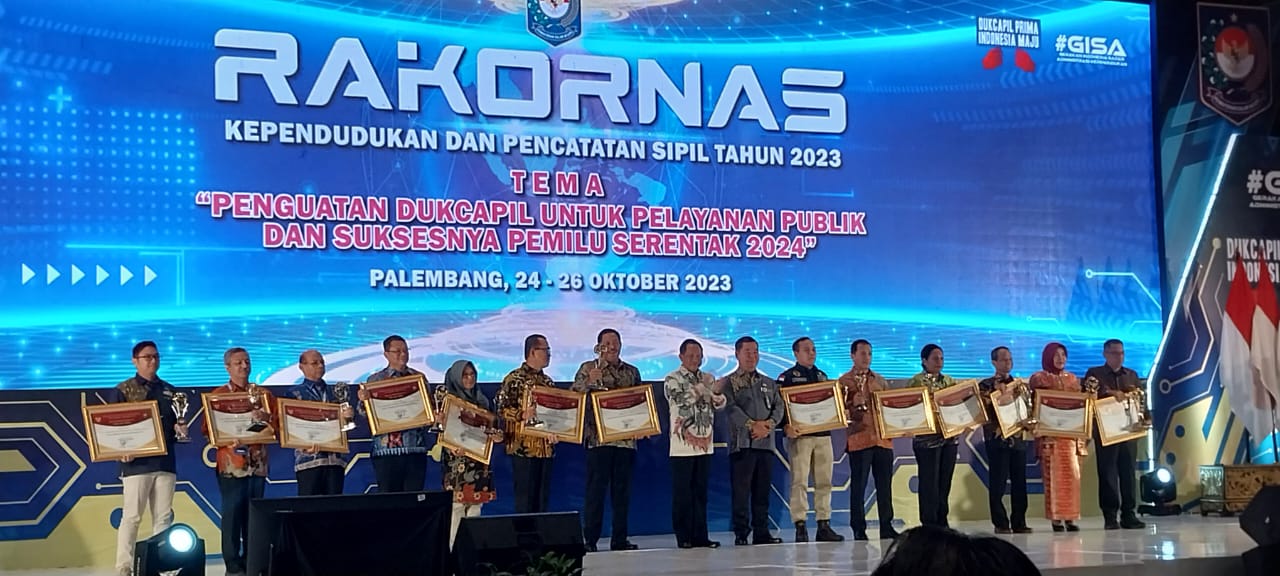Dispendukcapil) Pemerintah Kota (Pemkot) Surabaya berhasil meraih penghargaan Dukcapil Prima Award tahun 2023 kategori Kota Dengan Jumlah Penduduk Besar pada acara Rakornas Dukcapil di Palembang, Selasa (24/10/2023) malam