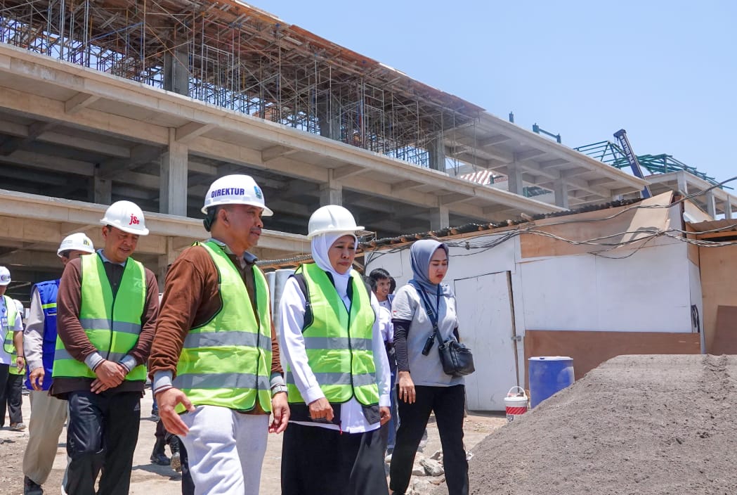 Gubernur Khofifah Indar Parawansa meninjau progres pembangunan Rumah Sakit Umum Daerah (RSUD) Mohammad Noer milik Pemprov Jawa Timur di Pamekasan, di Desa Laden, Kabupaten Pamekasan, Rabu (25/10/2023).