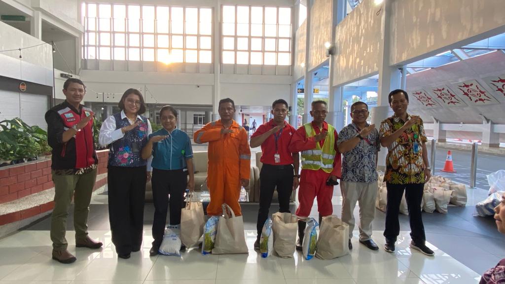 Perkuat Tali Silaturahmi, Bandara Pattimura Ambon Berikan Apresiasi untuk Petugas Cleaning Service