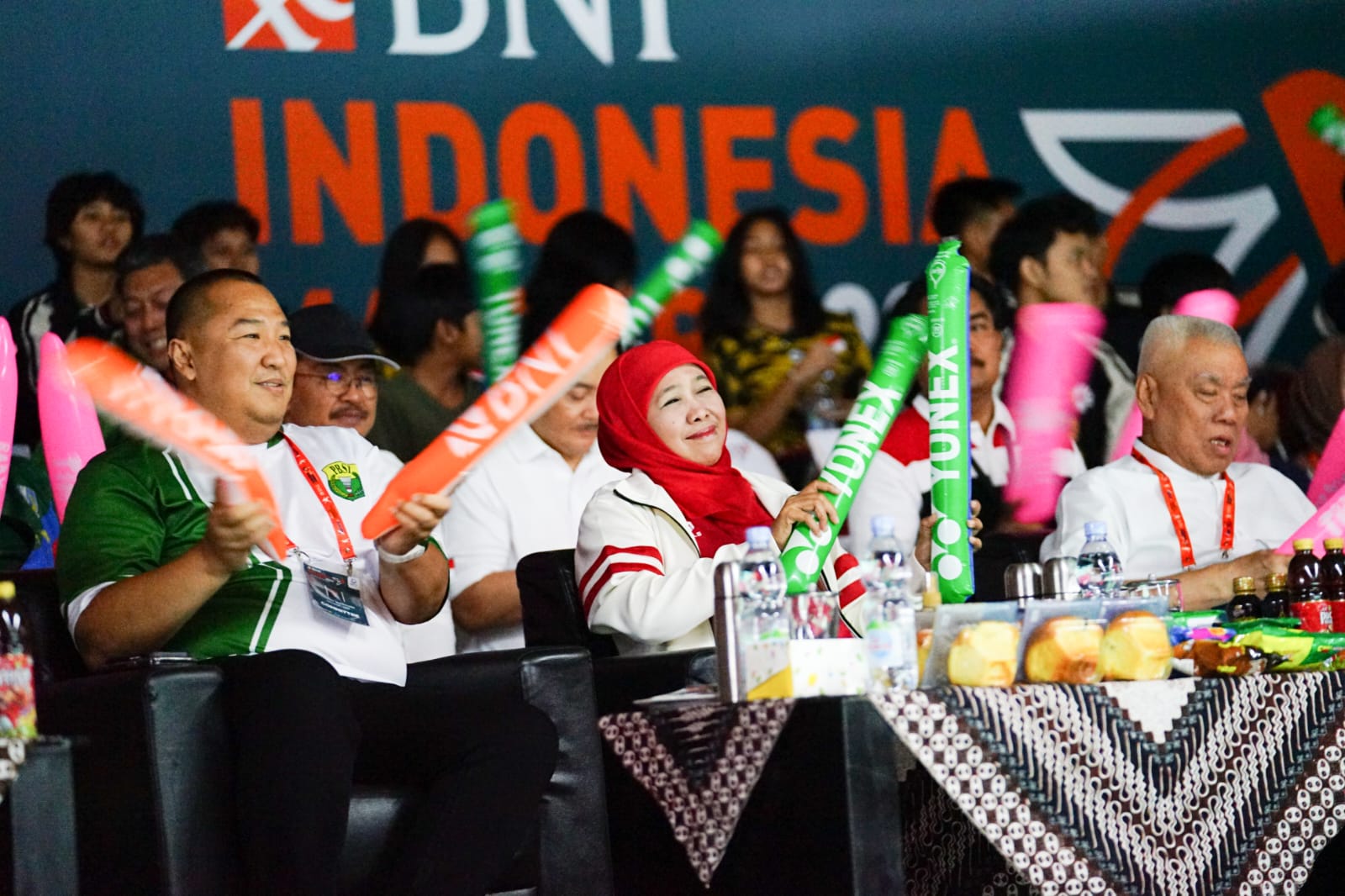 Gubernur Jawa Timur Khofifah Indar Parawansa menyaksikan langsung keseruan pertandingan final ganda campuran antara Indonesia melawan Thailand dalam gelaran Indonesia Masters Super 100 di JI Expo Surabaya, Minggu (29/10/2023) sore.
