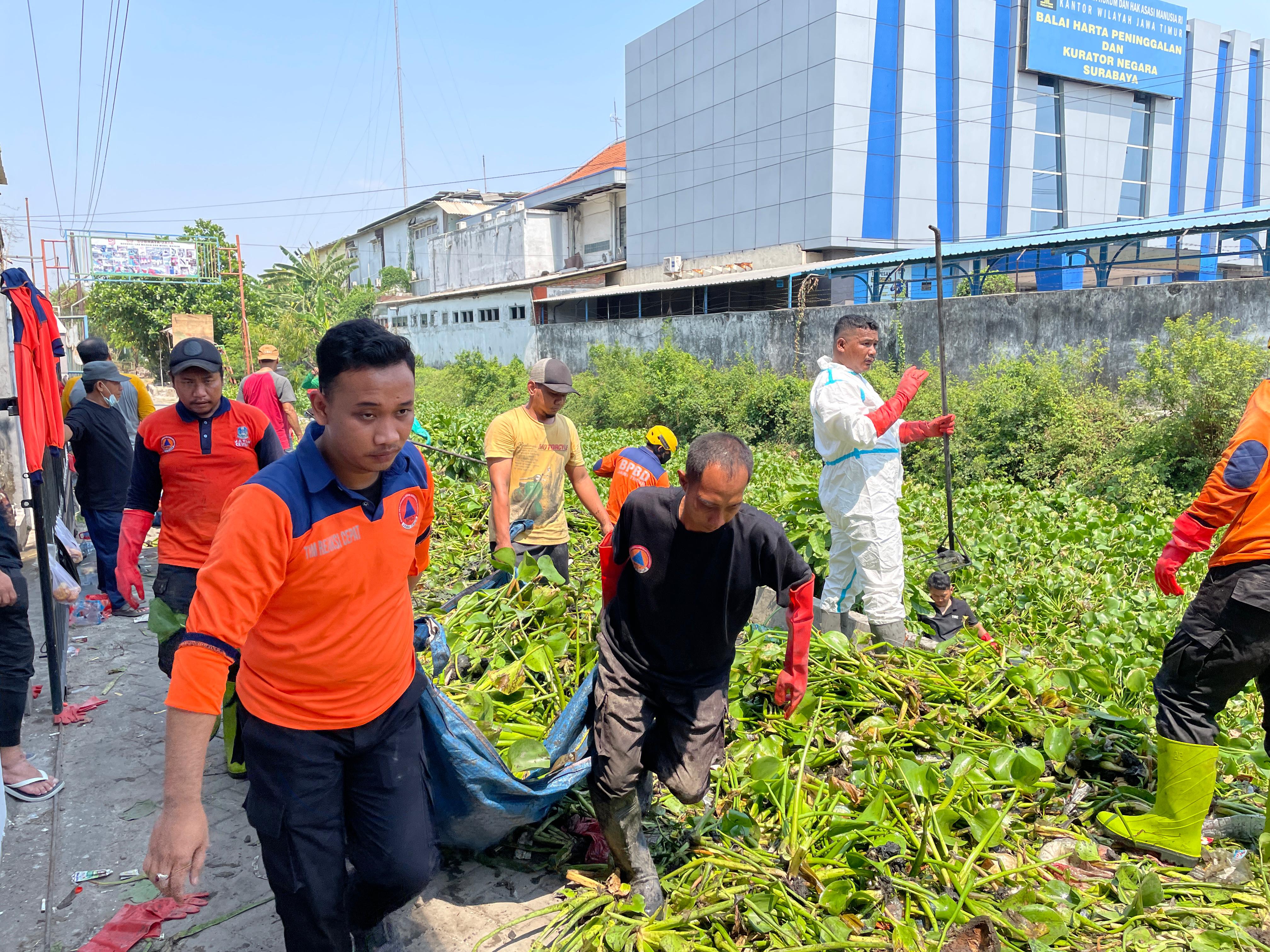 kegiatan bersih-bersih sungai tahap pertama ini dilakukan di Sungai Sinir Waru, Sidoarjo pada Minggu (29/10)