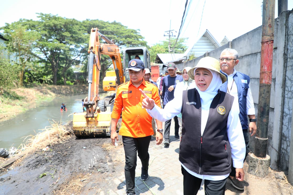 Gubernur Jawa Timur Khofifah Indar Parawansa kembali melaksanakan kegiatan bersih-bersih sungai. Kali ini bersih sungai dilakukan di sungai Avour di Desa Punggul, Kecamatan Gedangan, Sidoarjo, Kamis (2/11)