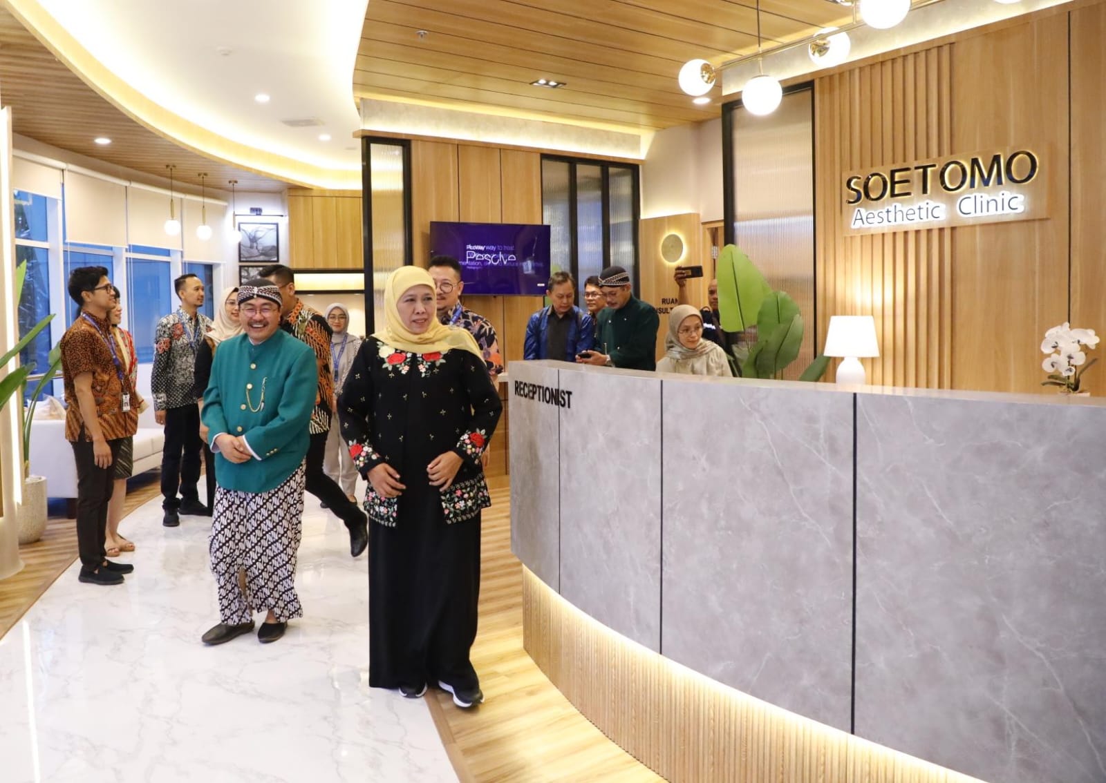 Gubernur Jawa Timur Khofifah Indar Parawansa saat meresmikan lima layanan unggulan yang baru layanan RSUD Dr Soetomo, Jumat (3/11/2023).

