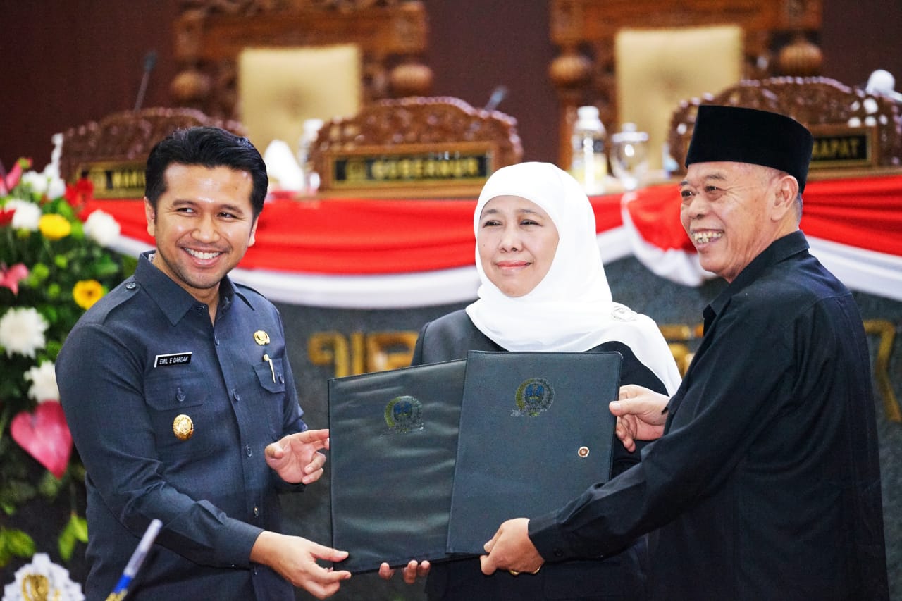 Gubernur Jawa Timur Khofifah Indar Parawansa dan Wakil Gubernur Emil Elestianto Dardak dalam Sidang Paripurna Pengumuman usulan Pemberhentian Gubernur dan Wakil Gubernur Jawa Timur periode 2019-2024 di Gedung DPRD Jatim, Surabaya, Senin (6/11).