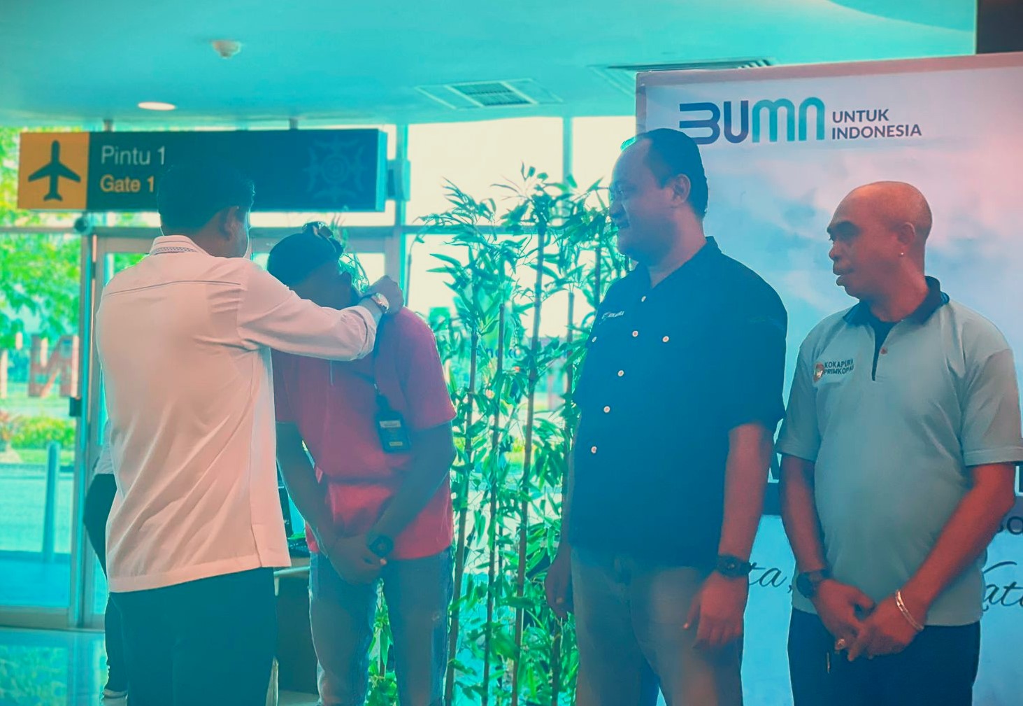 Penjabat Walikota Ambon Bodewin Watimena meresmikan taksi Bandara Pattimura, Ambon.
