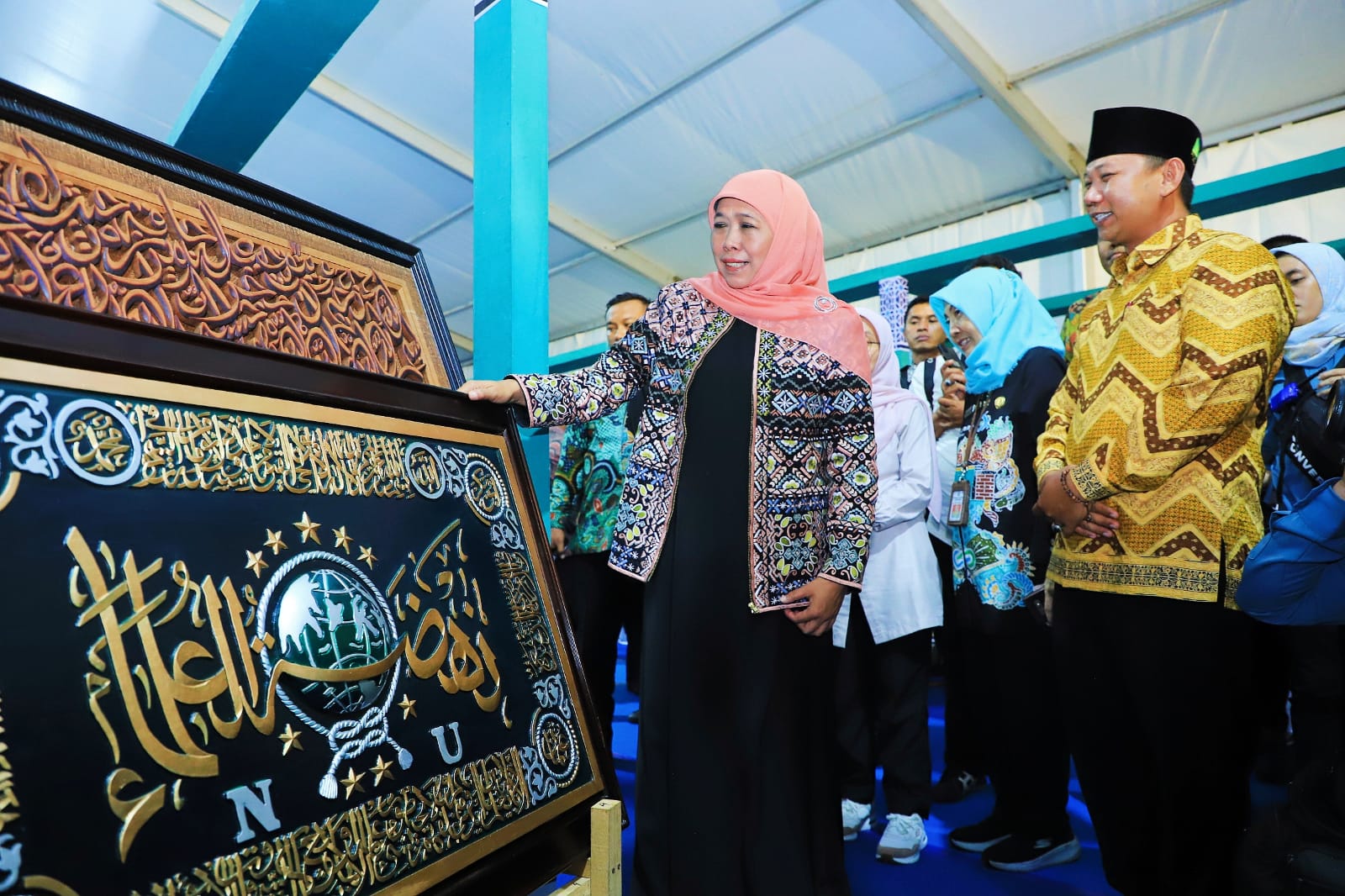 Gubernur Jawa Timur Khofifah Indar Parawansa meninjau stan peserta One Pesantren One Product (OPOP) Expo ke-5 Tahun 2023 di Grand Ballroom Al-Marwah, Masjid Al-Akbar Surabaya, Kamis (9/11) malam