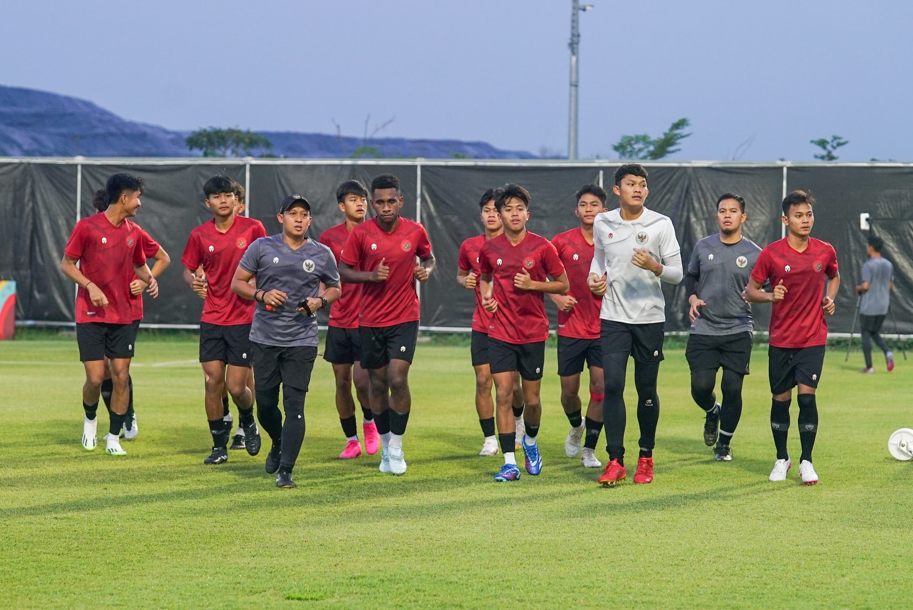 Timnas Indonesia U-17 saat berlatih di Lapangan A Stadion GBT, Surabaya, Sabtu (11/11).