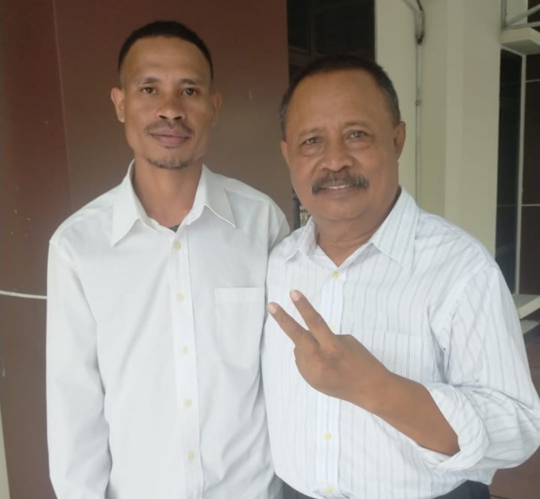 Advokat Semuel Waileruny (kanan) dan Antonius.