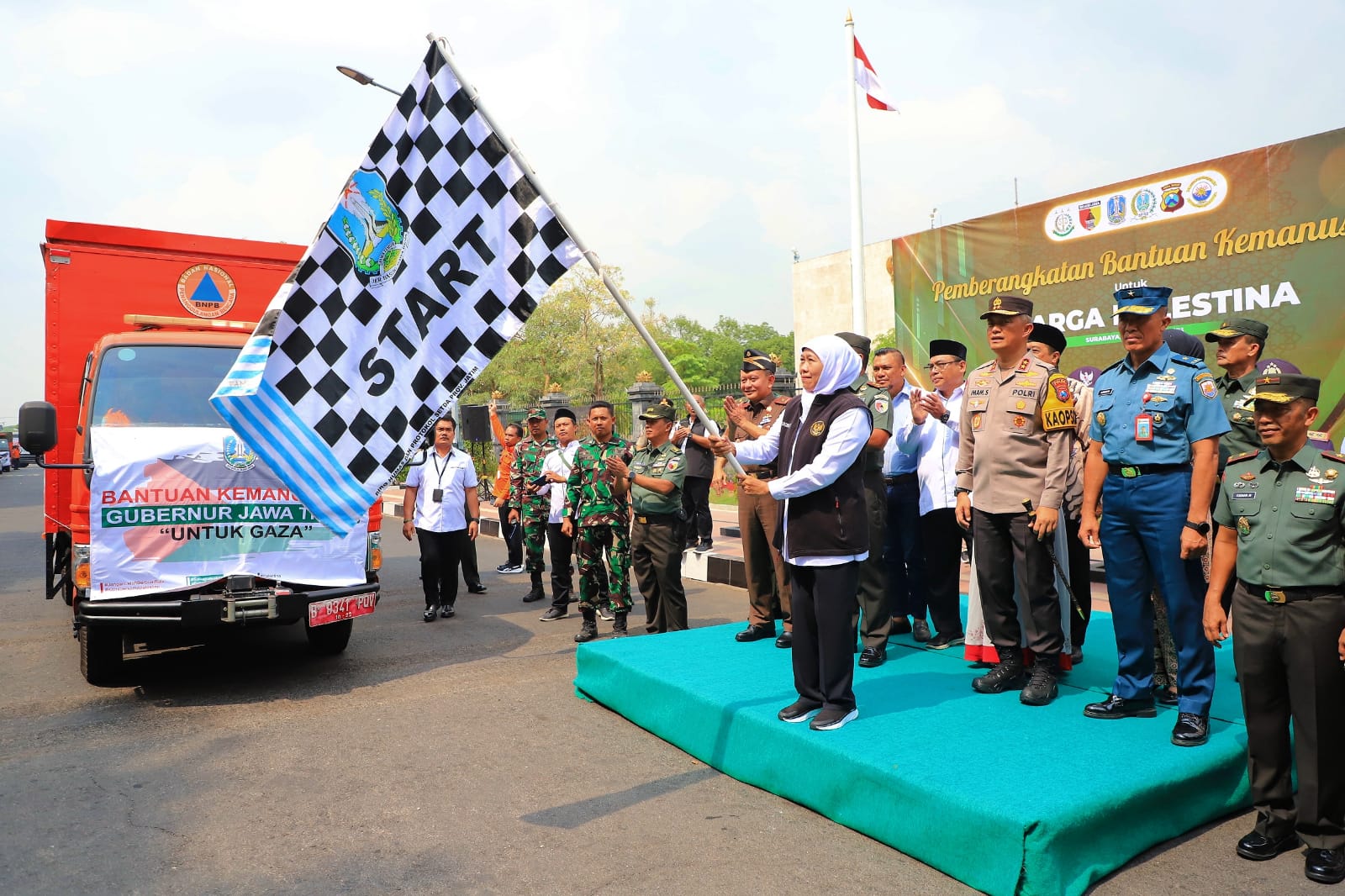 Gubernur Jawa Timur Khofifah Indar Parawansa bersama Forkopimda Jatim melepas pemberangkatan Bantuan Kemanusiaan untuk masyarakat Palestina di Lapangan Makodam V Brawijaya, Surabaya, Senin (27/11).