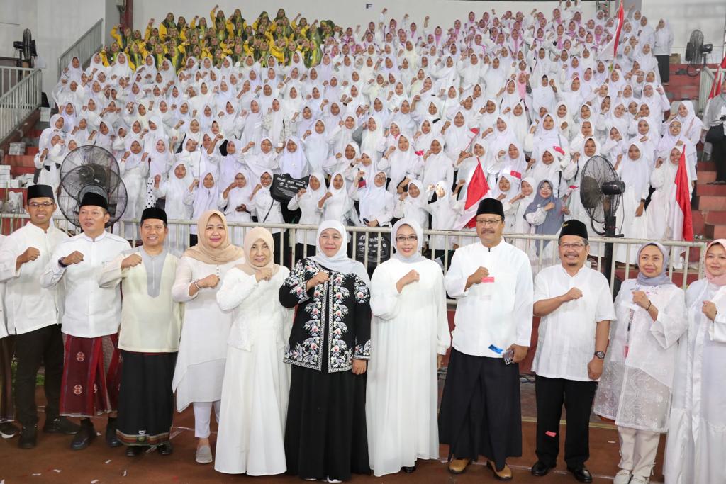  Gubernur Jawa Timur Khofifah Indar Parawansa menghadiri Jambore One Pesantren One Product (OPOP) Tahun 2023 yang digelar di GOR Untung Suropati Kota Pasuruan, pada Rabu (29/11) malam.