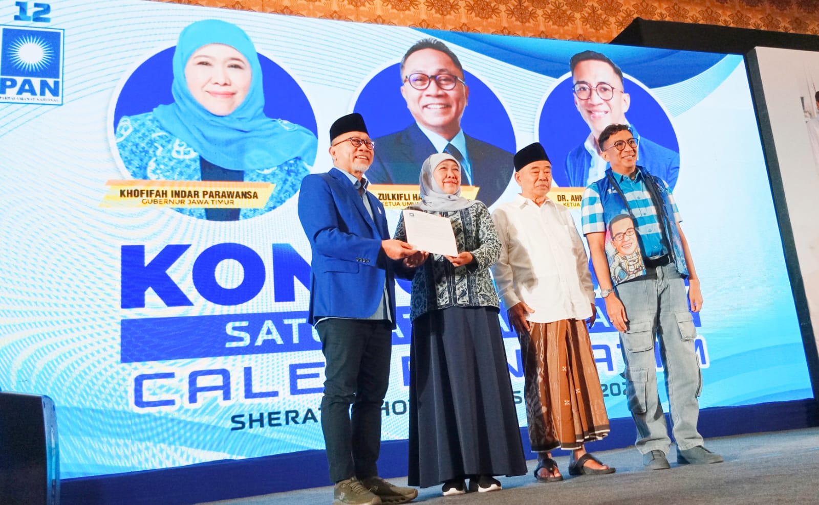 Ketum PAN Zulkifli Hasan menyerahkan surat rekomendasi kepada Khofifah Indar Parawansa untuk maju sebagai calon gubernur (cagub) Jatim di Pilgub Jatim 2024 mendatang di sela sela acara Konsolidasi dengan Caleg PAN dari Jatim di Hotel Sheraton Surabaya, Se