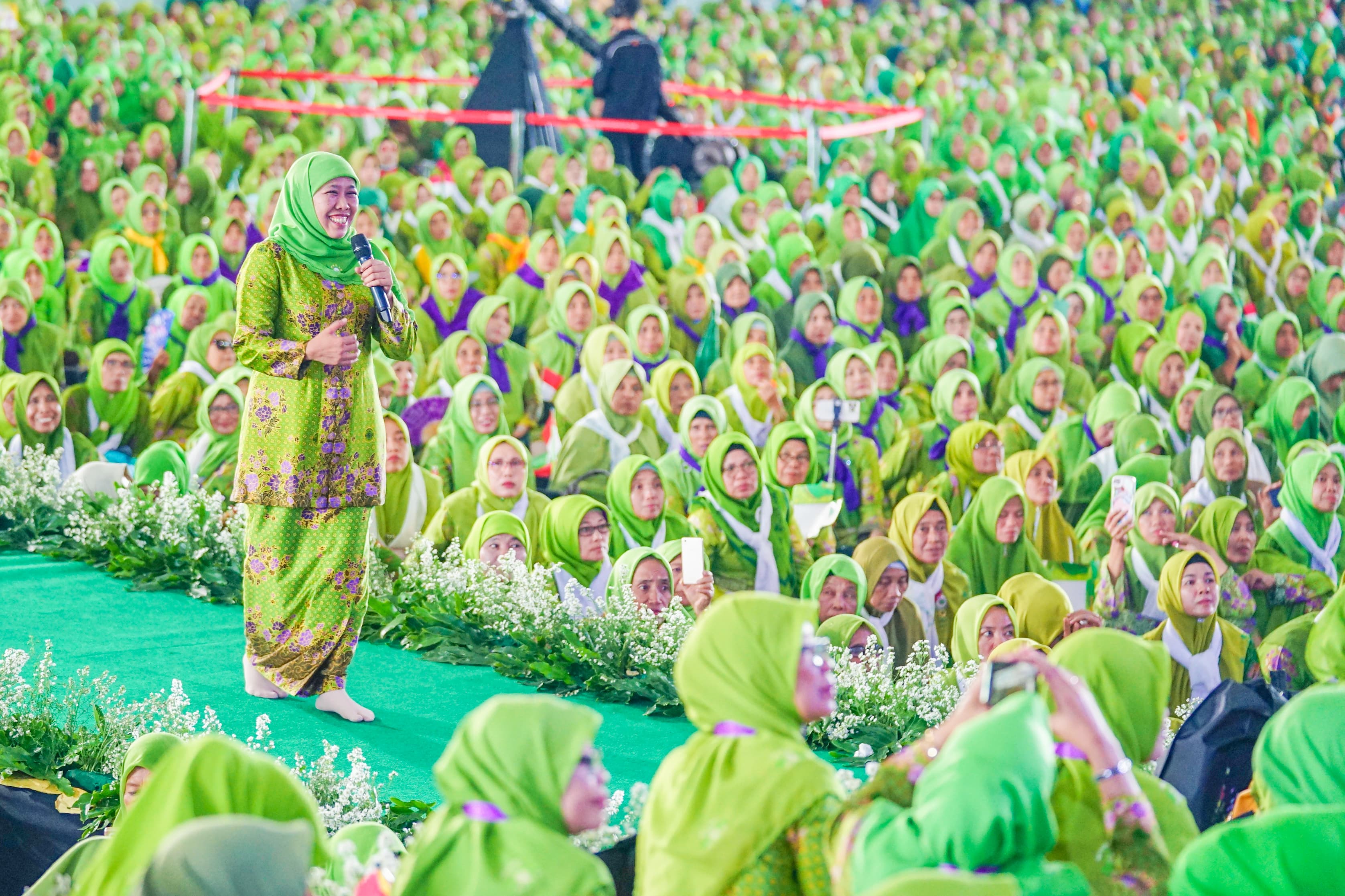 Gubernur Jawa Timur Khofifah Indar Parawansa yang juga Ketua Umum PP Muslimat NU menyatu bersama 15 ribu jamaah Muslimat NU dalam gelaran Dzikir, Sholawat dan Doa yang digelar dalam rangka menyambut Hari Ibu Tahun 2023 di Jatim International Expo, Kamis (