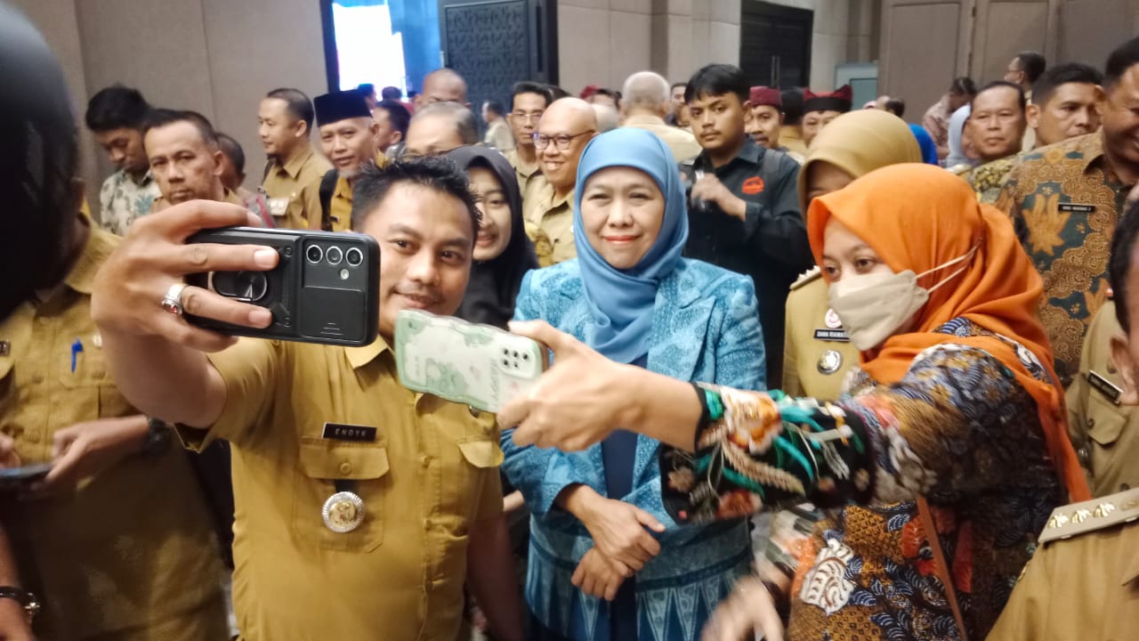 Gubernur Jawa Timur Khofifah Indar Parawansa hadir dalam  dalam gelaran Rapat Pembinaan Kecamatan Provinsi Jawa Timur tahun 2023, di Dyandra Convention Center, Selasa (12/12).