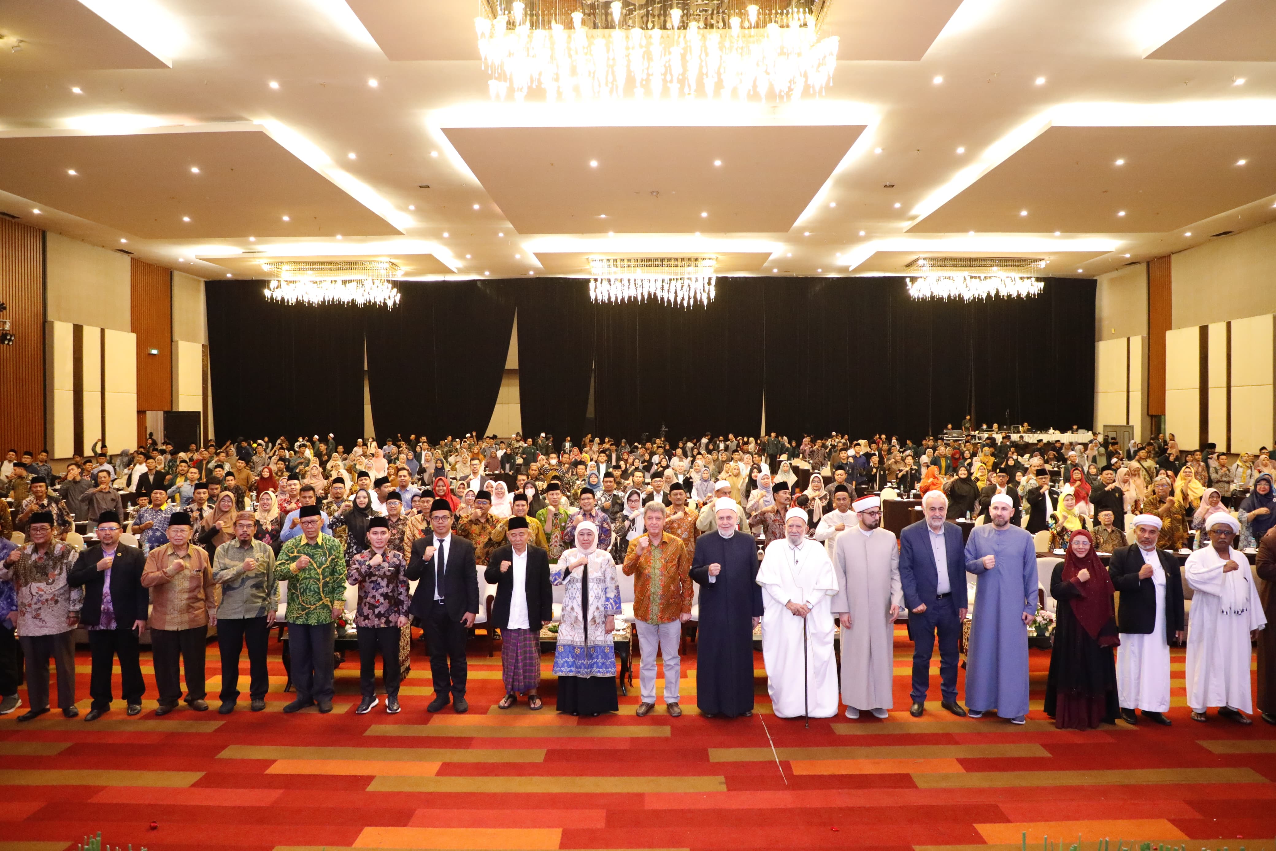 Gubernur Jawa Timur Khofifah Indar Parawansa membuka secara resmi The 3rd International Conference On Research And Community Service (ICORCS) 2023 di Dyandra Convention Center Surabaya, Jum’at (15/12) malam.
