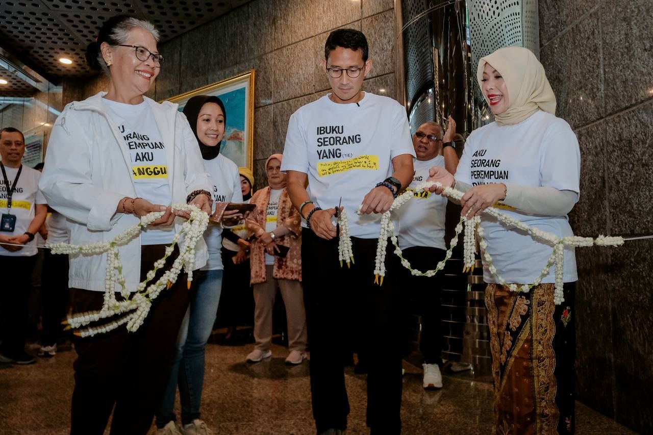  Menteri Pariwisata dan Ekonomi Kreatif/Kepala Badan Pariwisata dan Ekonomi Kreatif (Kemenparekraf/Kabaparekraf) Sandiaga Salahuddin Uno saat meresmikan Pameran Capaian Kinerja Kemenparekraf/Baparekraf Tahun 2023 di Gedung Sapta Pesona, Jakarta
