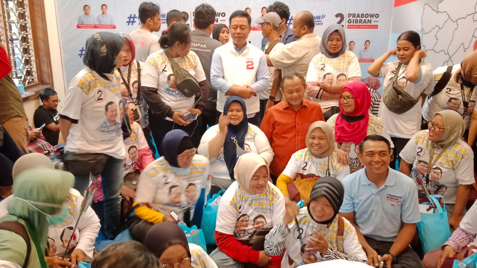 Pengemudi ojek online perempuan yang sering mangkal di sekitar Kantor TKD usai mengikuti Peringatan Hari Ibu tahun 2023 dirayakan dengan penuh kehangatan oleh Tim Kampanye Daerah (TKD) Jawa Timur Prabowo – Gibran