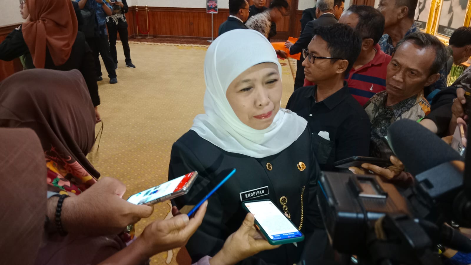 Gubernur Jawa Timur, Khofifah Indar Parawansa memberikan keterangan kepada wartawan  usai melantik 4 pejabat Eselon II di Gedung Negara Grahadi, Jumat (22/12/2023) malam.