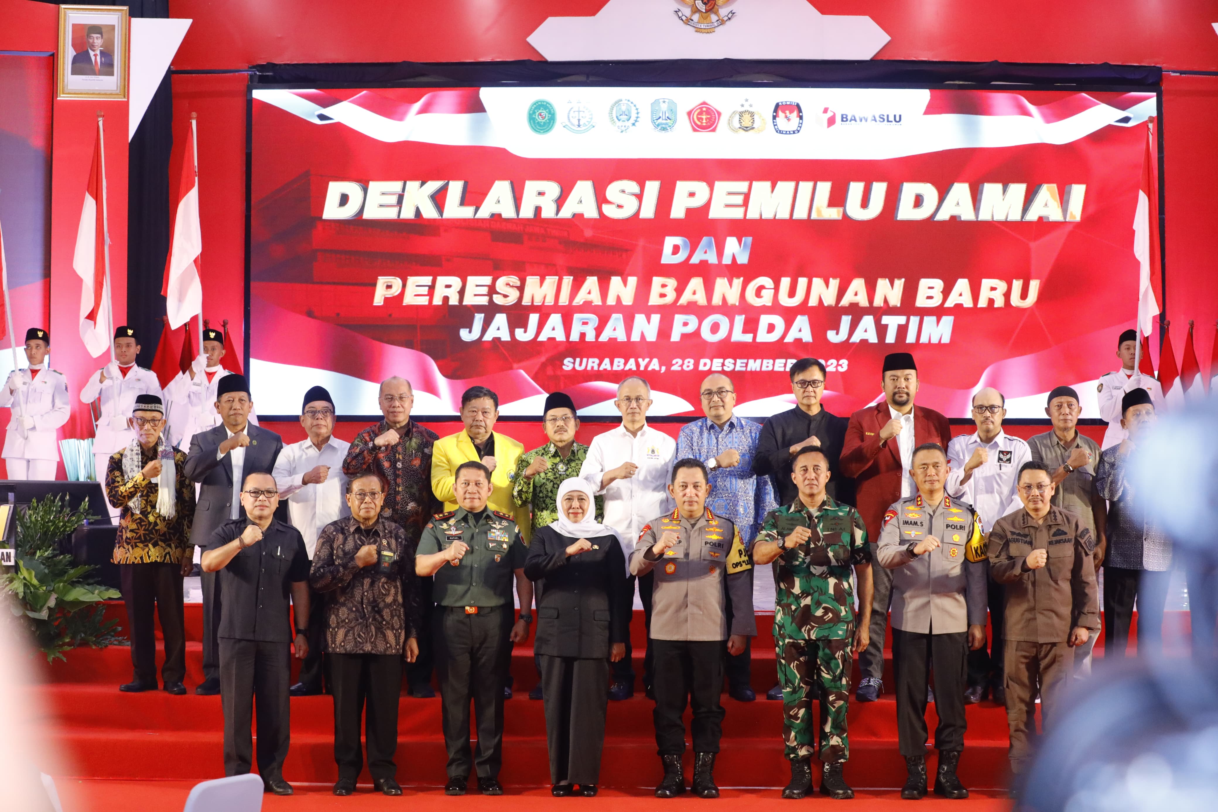Gubernur Jawa Timur Khofifah Indar Parawansa bersama Forkopimda Jatim dan berbagai elemen masyarakat Jatim menandatangani deklarasi pemilu damai 2024 di Gedung Mahameru Polda Jatim, Kamis (28/12)