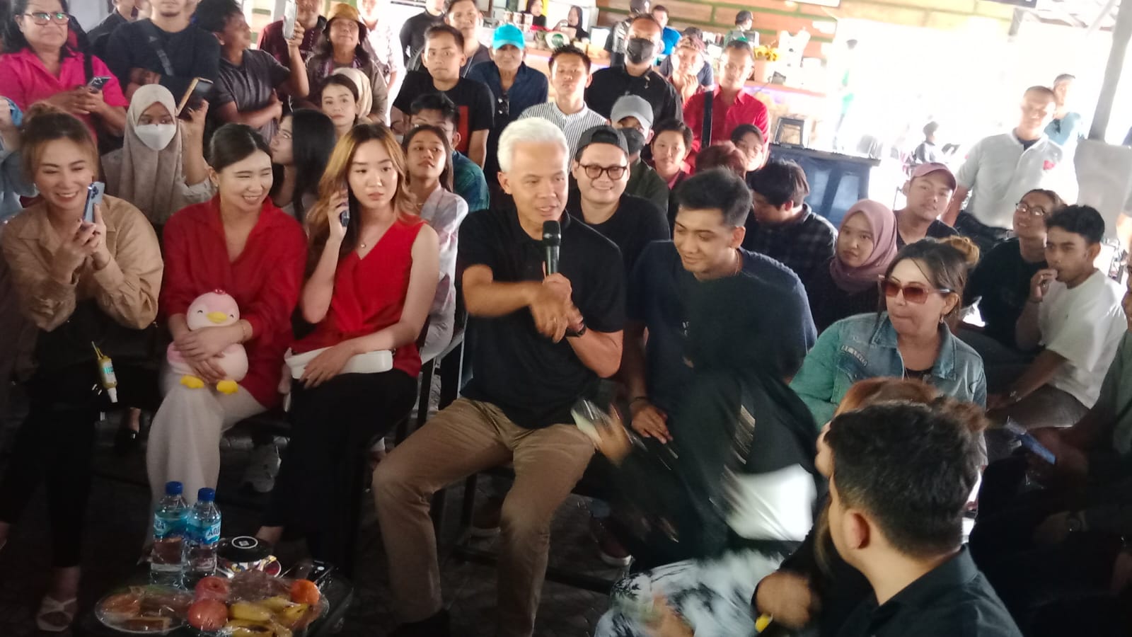 Ganjar Pranowo saat bersama Ratusan anak muda Jawa Timur berkumpul dengan penuh semangat di Kafe Bicopi Surabaya pada Sabtu petang (13/1/2023