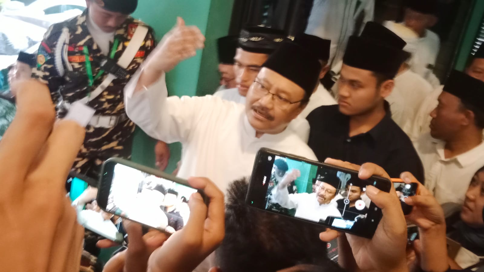 Sekretaris Jenderal PBNU, Saifullah Yusuf  memberikan keterangan kepada wartawan usai pertemuan tertutup dengan Pengurus Wilayah Nahdlatul Ulama (PWNU) Jawa Timur di Surabaya pada Senin (15/1)