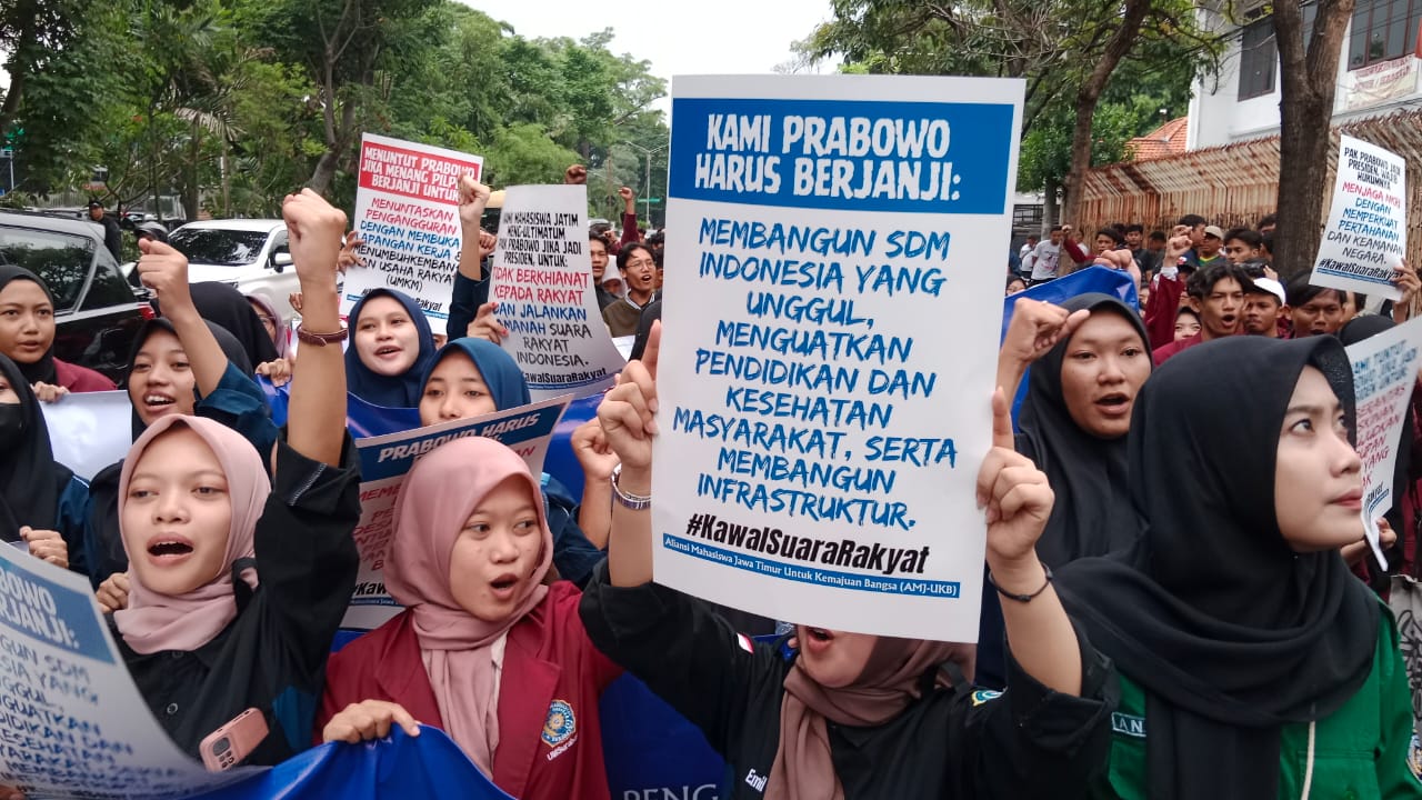 Sejumlah elemen mahasiswa yang tergabung dalam Aliansi Mahasiswa Jawa Timur Untuk Kemajuan Bangsa melakukan aksi unjuk rasa di depan posko Tim Kampanye Daerah Prabowo-Gibran Jawa Timur pada Rabu (17/1/2024)