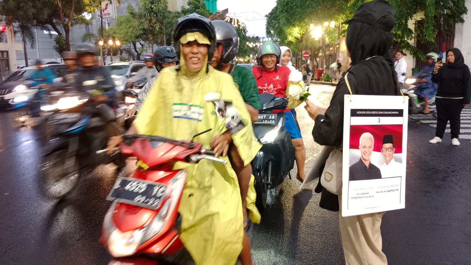 Relawan JaKA Bagikan Ratusan Bunga Mawar Putih untuk Dukung Capres 03 Ganjar-Mahfud