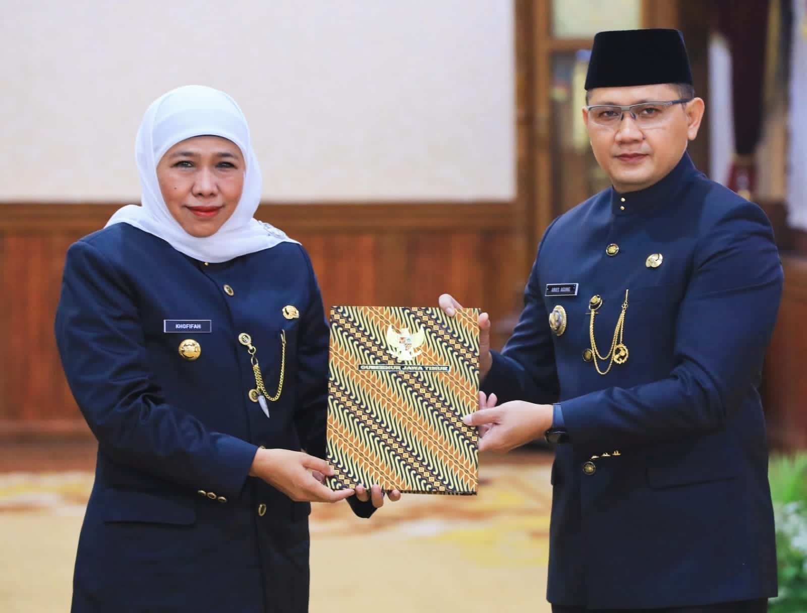 Gubernur Jawa Timur, Khofifah Indar Parawansa, secara resmi menyerahkan Surat Keputusan perpanjangan masa jabatan Penjabat (Pj) Walikota Batu Aries Agung Paewai di Gedung Negara Grahadi, Surabaya, pada Kamis (18/1)