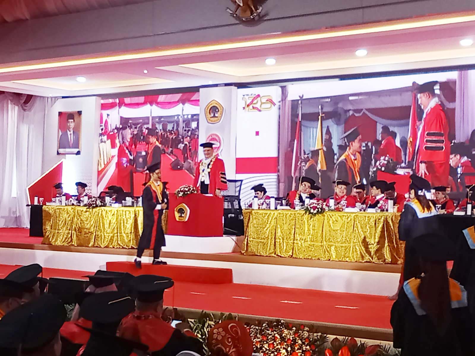 1.209 Wisudawan UNTAG Surabaya Siap Berkontribusi bagi Indonesia