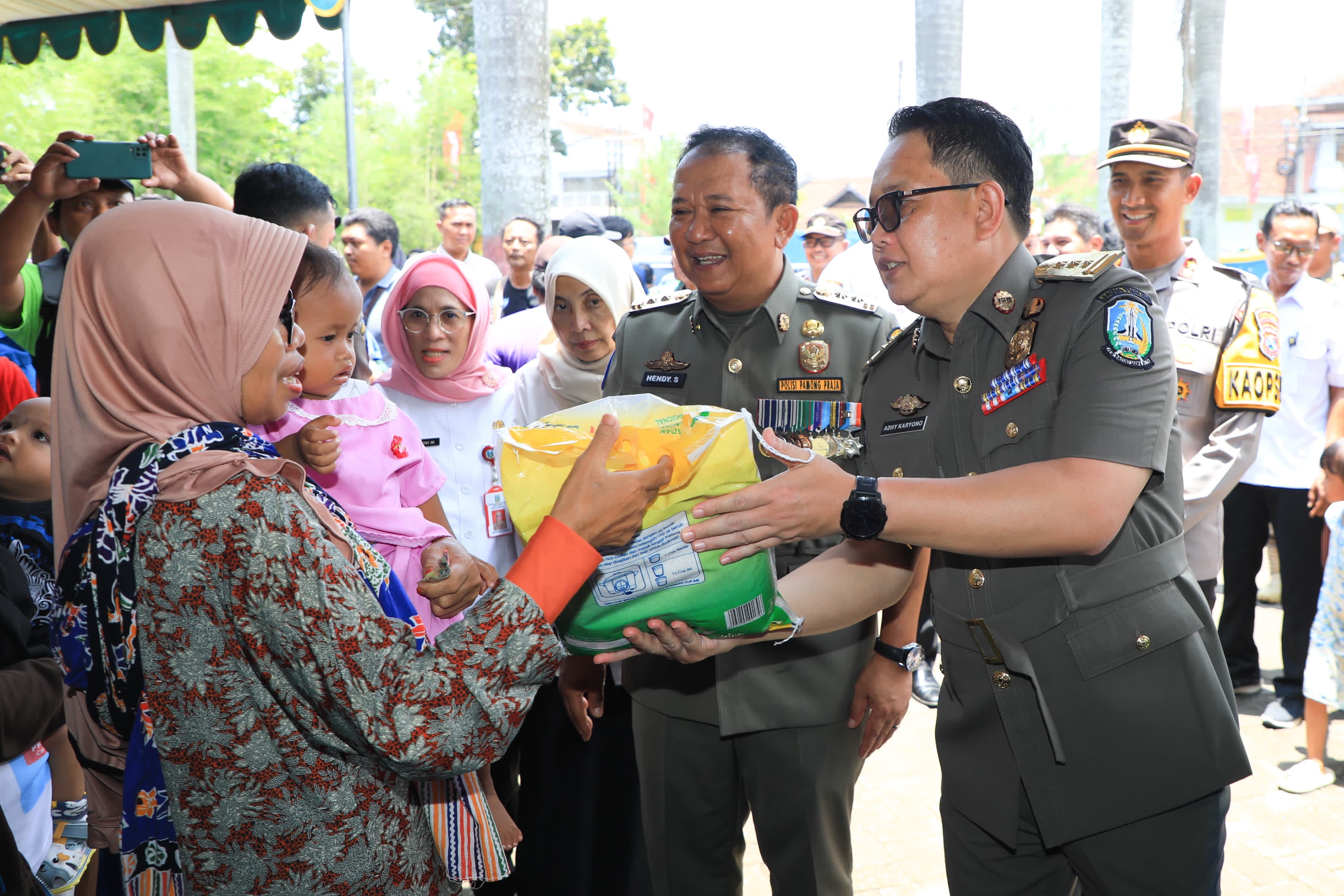 Menyambut datangnya Bulan Suci Ramadhan 1445 Hijriah/2024, Pemprov Jatim menggelar Pasar Murah bagi masyarakat Jember, di Kantor Kelurahan Tegal Besar, Kec. Kaliwates, Kab, Jember, Rabu (6/3).