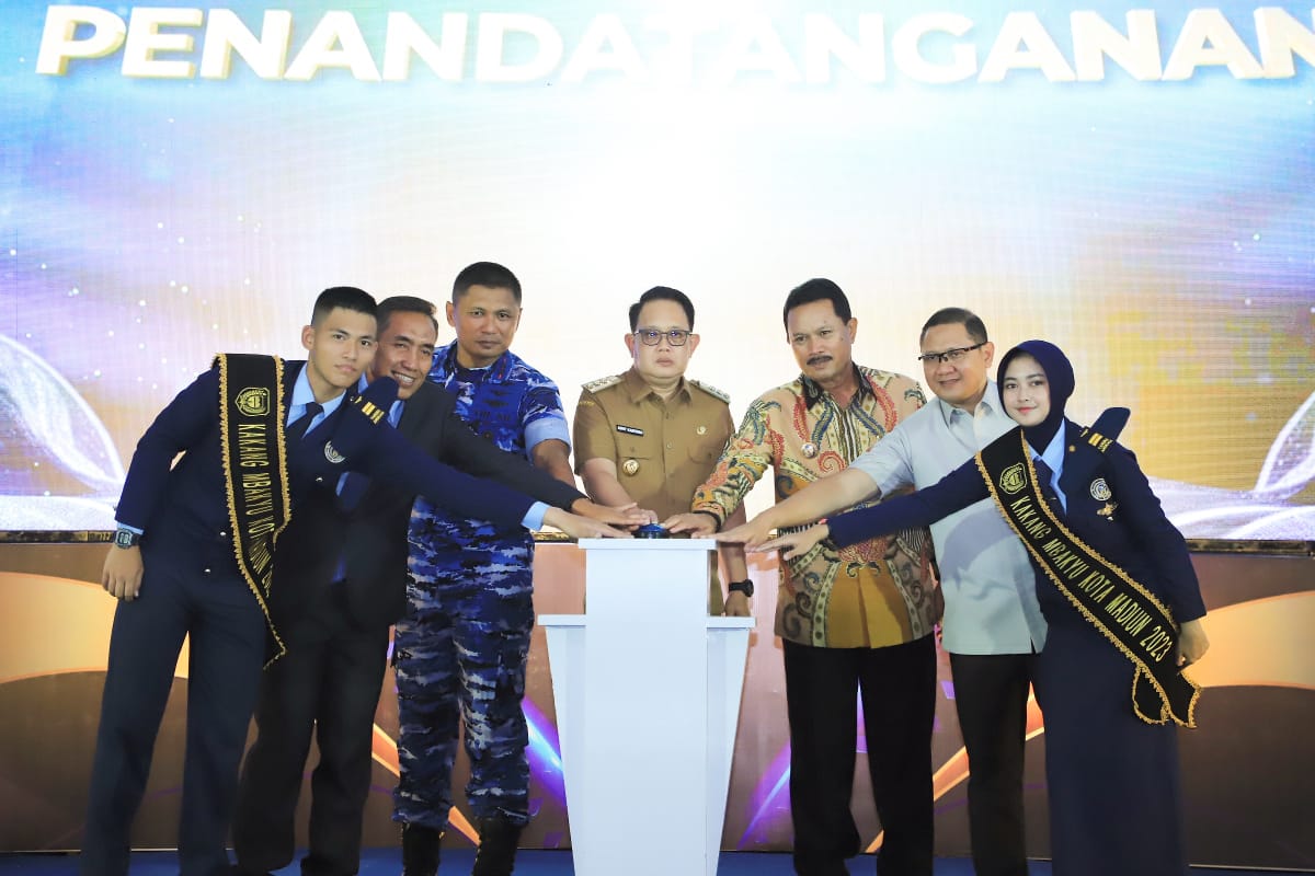 Penjabat (Pj) Gubernur Jawa Timur Adhy Karyono meresmikan gedung asrama Garuda, gedung asrama Sukhoi dan ruang makan Handrawina SMAN 3 Taruna Angkasa Jatim di Kota Madiun, Jumat (08/03).