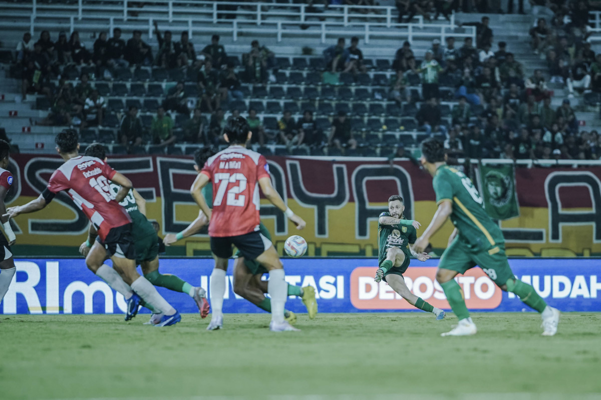 Robson Duarte melepaskan tendangan ke gawang Madura United. (Persebaya)