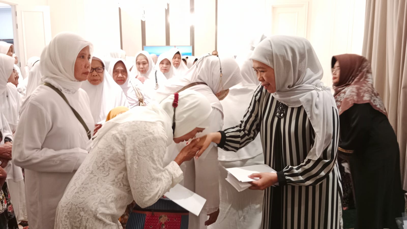 Ketua Umum PP Muslimat NU, Khofifah Indar Parawansa, melanjutkan rangkaian kegiatan amaliyah Ramadhan pada hari ketiga dengan memberikan santunan kepada 153 lansia dhuafa di kediamannya yang terletak di bilangan Jemursari, Surabaya, pada Kamis (14/3/2024)
