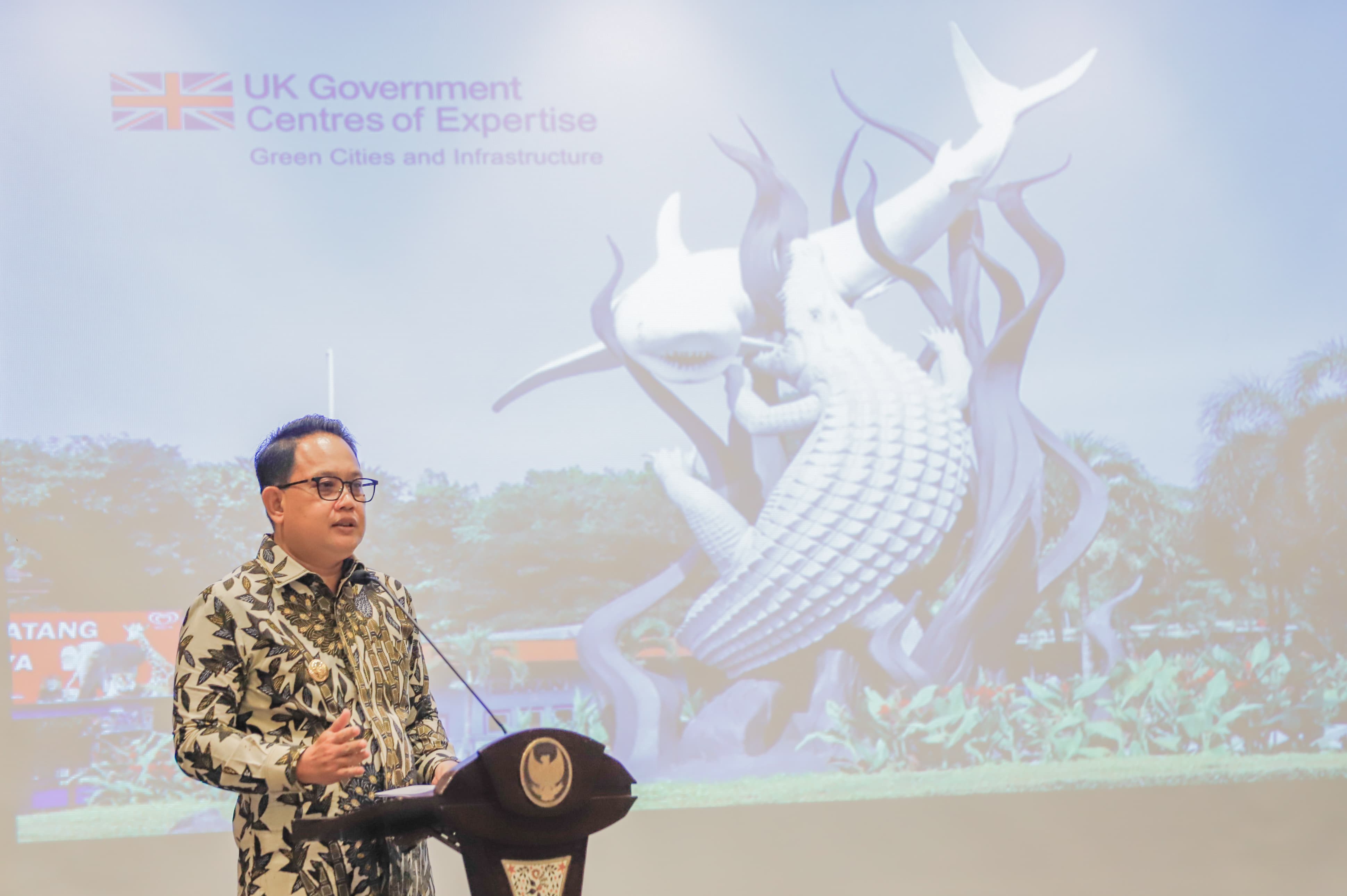 Penjabat (Pj) Gubernur Jawa Timur Adhy Karyono membuka Lokakarya Perlingkupan Awal Green Cities And Infrastructure Program, Jumat (15/3)