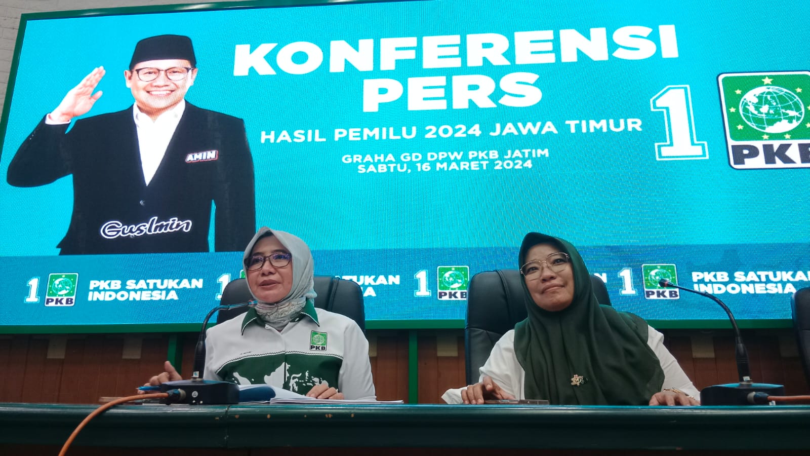  Sekretaris DPW PKB Jawa Timur, Anik Maslachah, bersukacita mengumumkan pencapaian gemilang partainya. PKB berhasil meraih 27 kursi di DPRD Jawa Timur dalam Pileg 2024