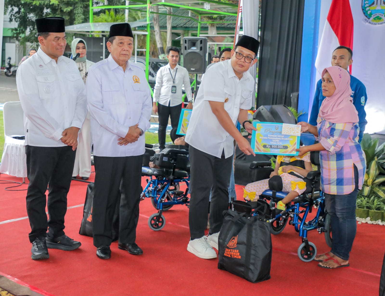 Penjabat (Pj) Gubernur Jawa Timur Adhy Karyono mengawali rangkaian Safari Ramadan tahun 2024 dengan menyapa langsung masyarakat di Halaman Kantor Walikota Probolinggo pada Minggu (17/3) sore.