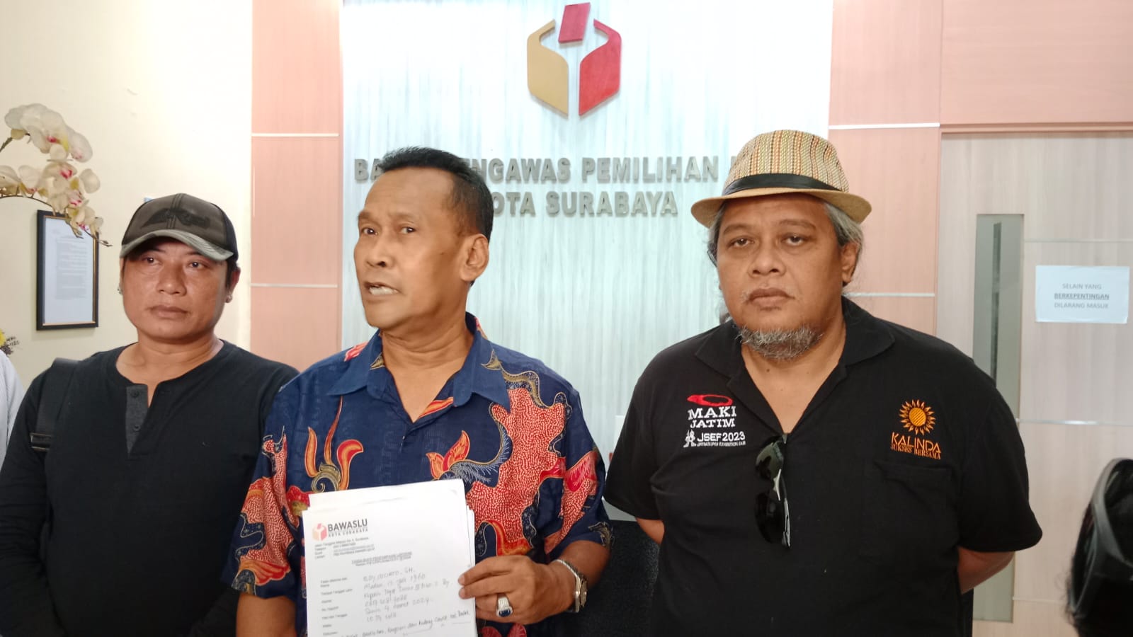 Edy Sucipto dan Ketua Masyarakat Anti Korupsi Indonesia (MAKI) Korwil Jatim, Heru Satriyo saat menghadiri undangan klarifikasi di Kantor Bawaslu Surabaya, Jumat (22/3)