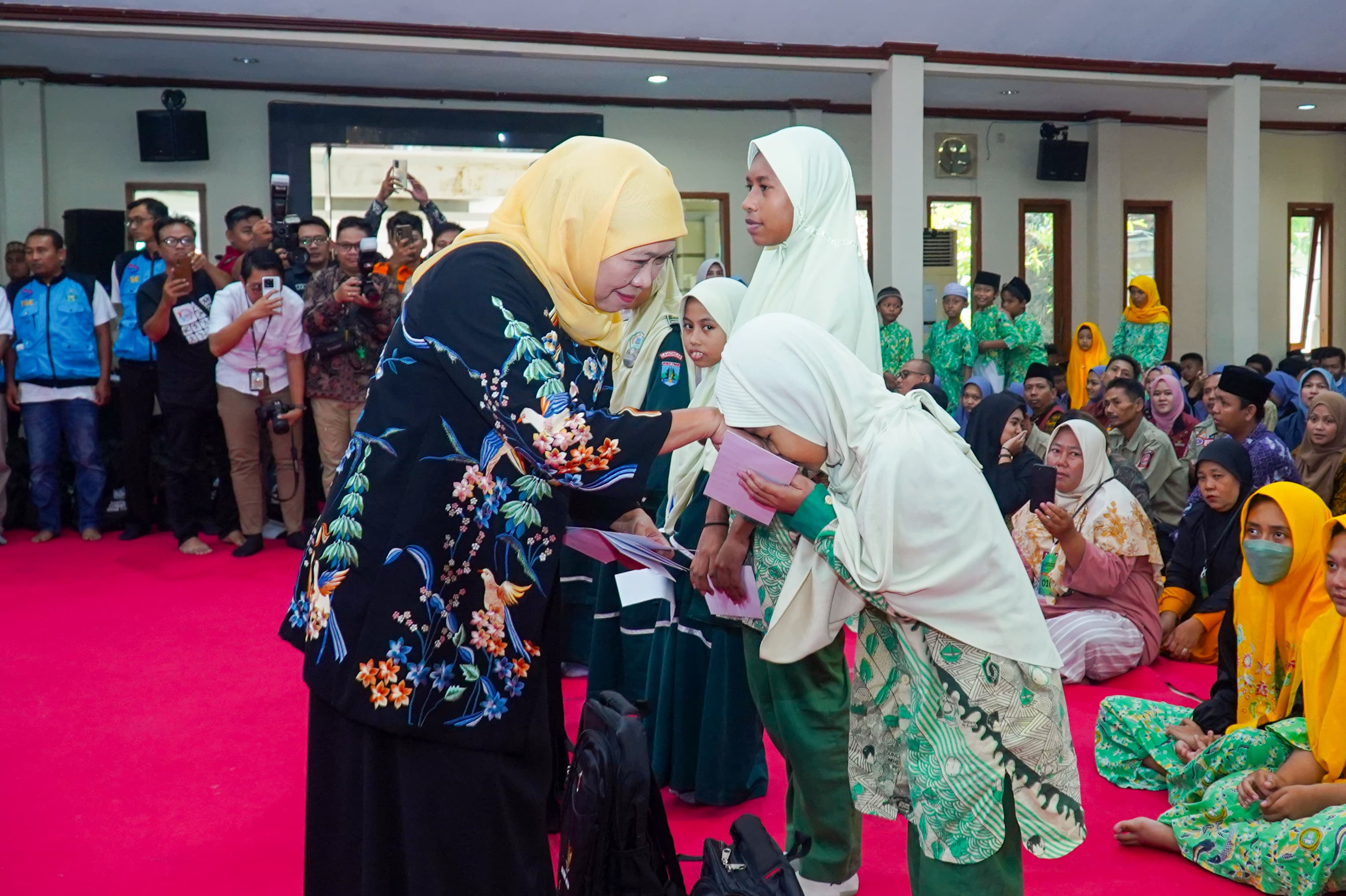- Ketua Umum Pengurus Pusat (PP) Muslimat Nahdlatul Ulama (NU) Khofifah Indar Parawansa menghadiri acara Penyerahan Santunan 800 anak yatim kolaborasi Baznas (Badan Amil Zakat Nasional) dan Laz (Lembaga Amil Zakat) se-Kabupaten Lamongan di Pendopo Lokatan