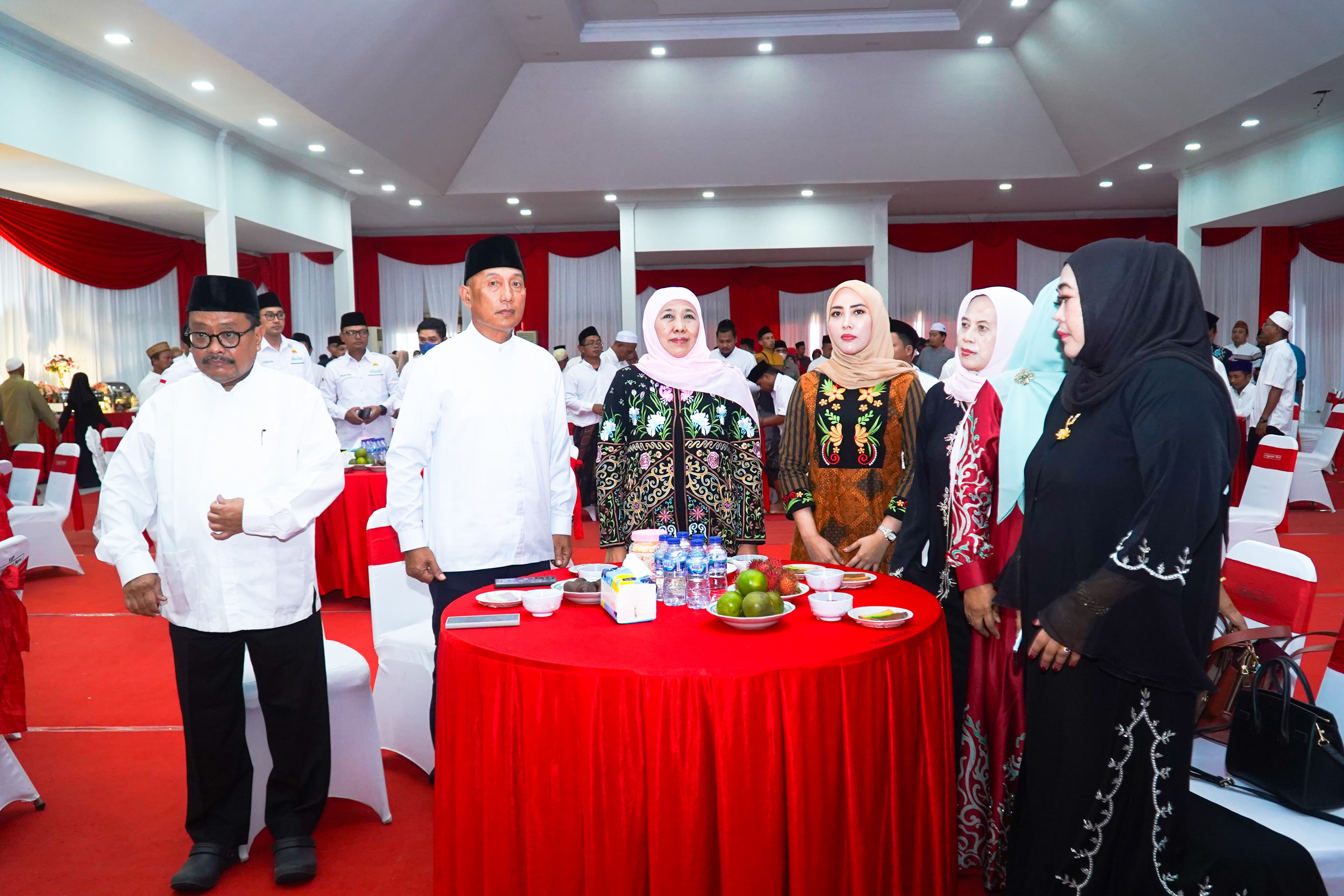 Ratusan relawan lintas profesi se Tapal Kuda, yang terdiri dari petani, peternak, guru, ulama dan kalangan pemuka agama sepakat untuk bersama-sama mendukung dan memenangkan Khofifah Indar Parawansa di Pilgub Jatim 2024.