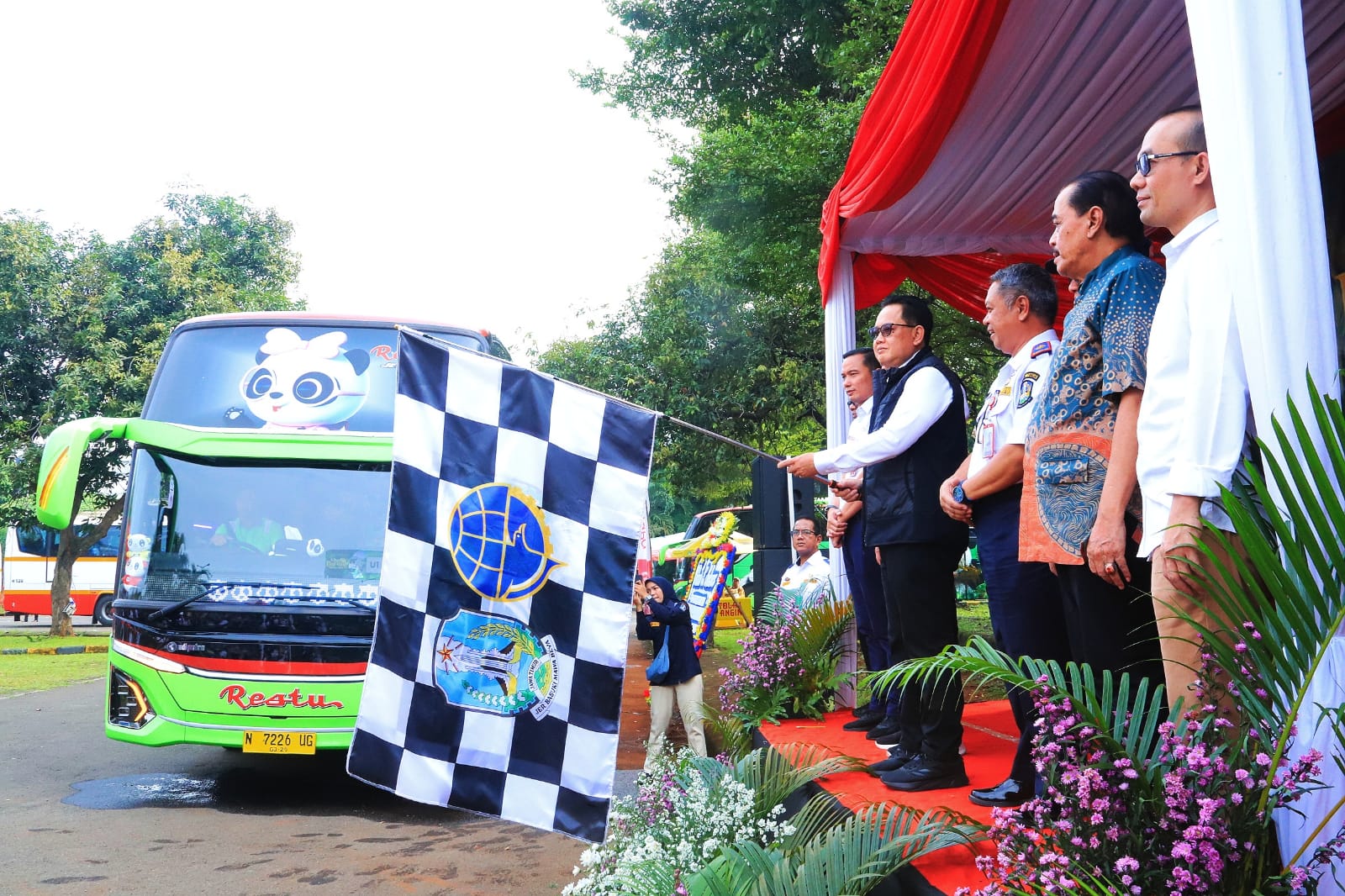 Penjabat (Pj) Gubernur Jawa Timur Adhy Karyono didampingi Kepala Dinas Perhubungan Jatim, Nyono memberangkatkan program mudik bareng gratis ke Jatim dari Padepokan Pencak Silat Taman Mini Indonesia Indah (TMII) Jakarta pada Jumat, (5/4).