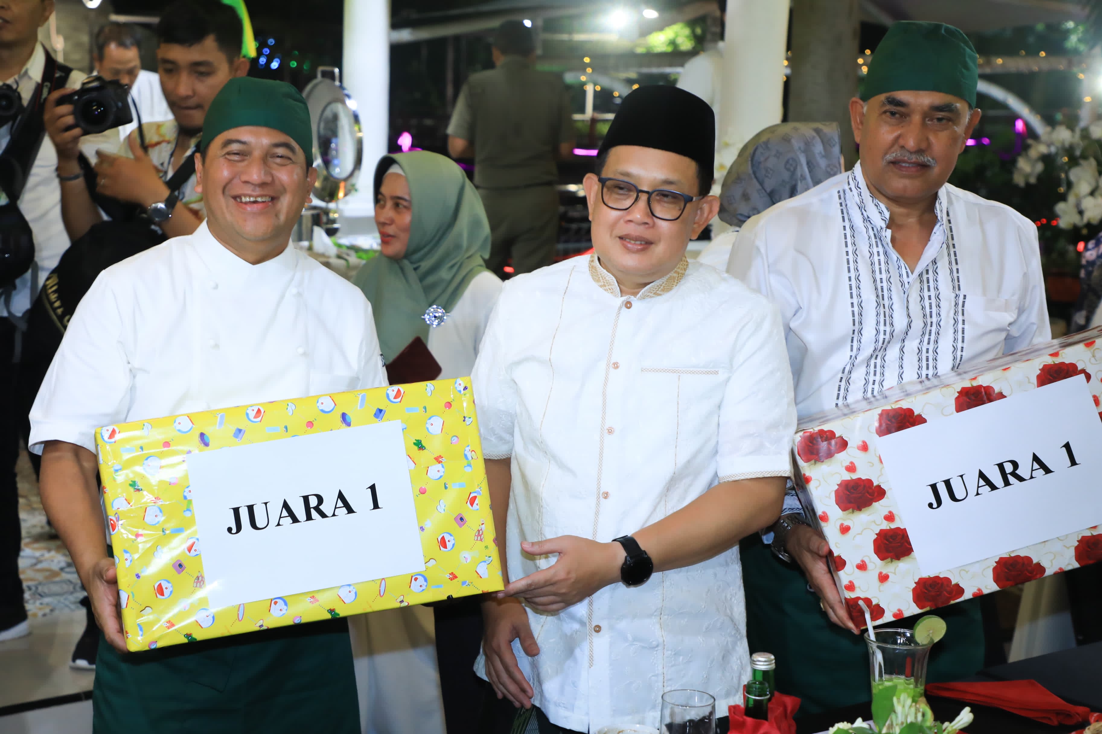 Penjabat (Pj) Gubernur Jawa Timur Adhy Karyono bersama juara lomba masak bandeng di penghujung malam 29 bulan suci Ramadan di Gedung Negara Grahadi Surabaya, Selasa (9/4) dini hari.


