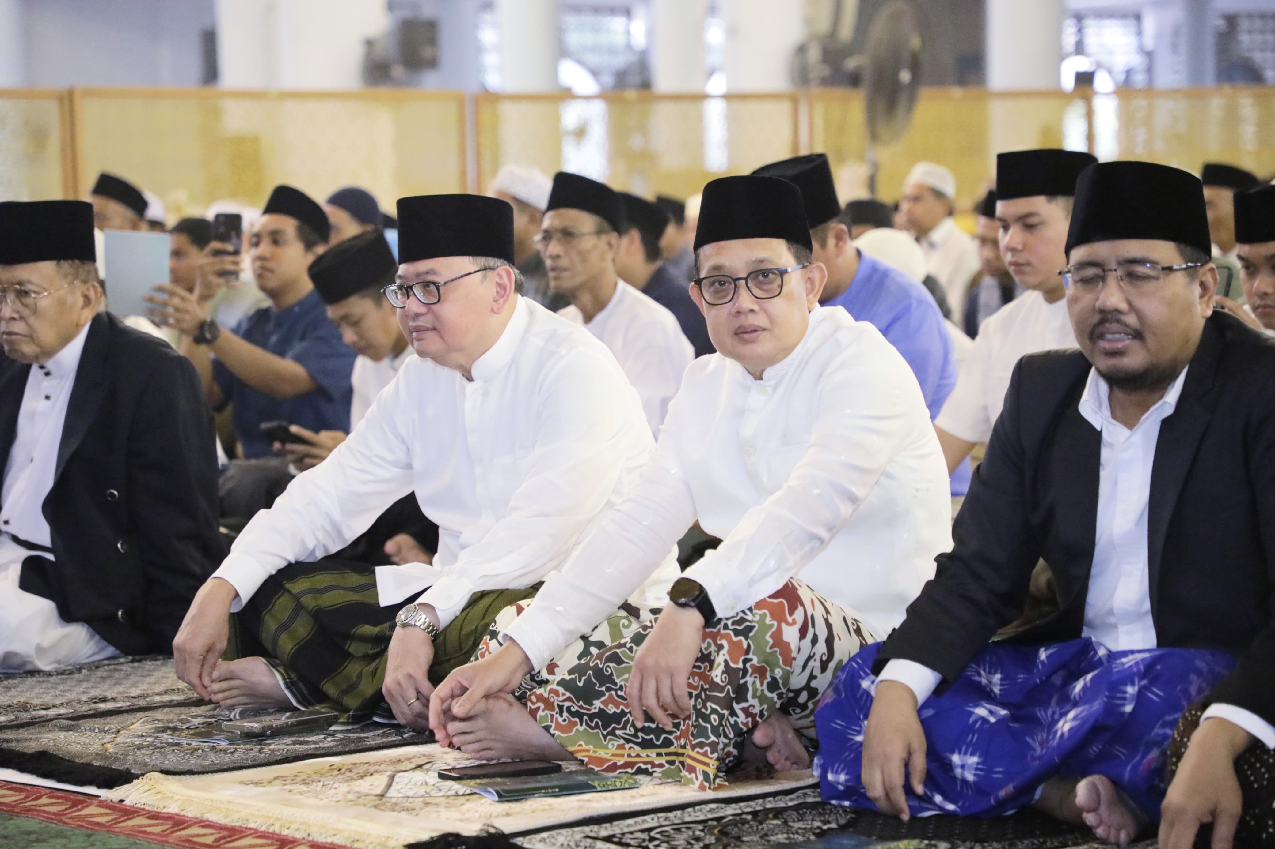 Bersama Keluarga, Pj. Gubernur Adhy Sholat Idul Fitri 1445 H di Masjid Nasional Al Akbar Surabaya