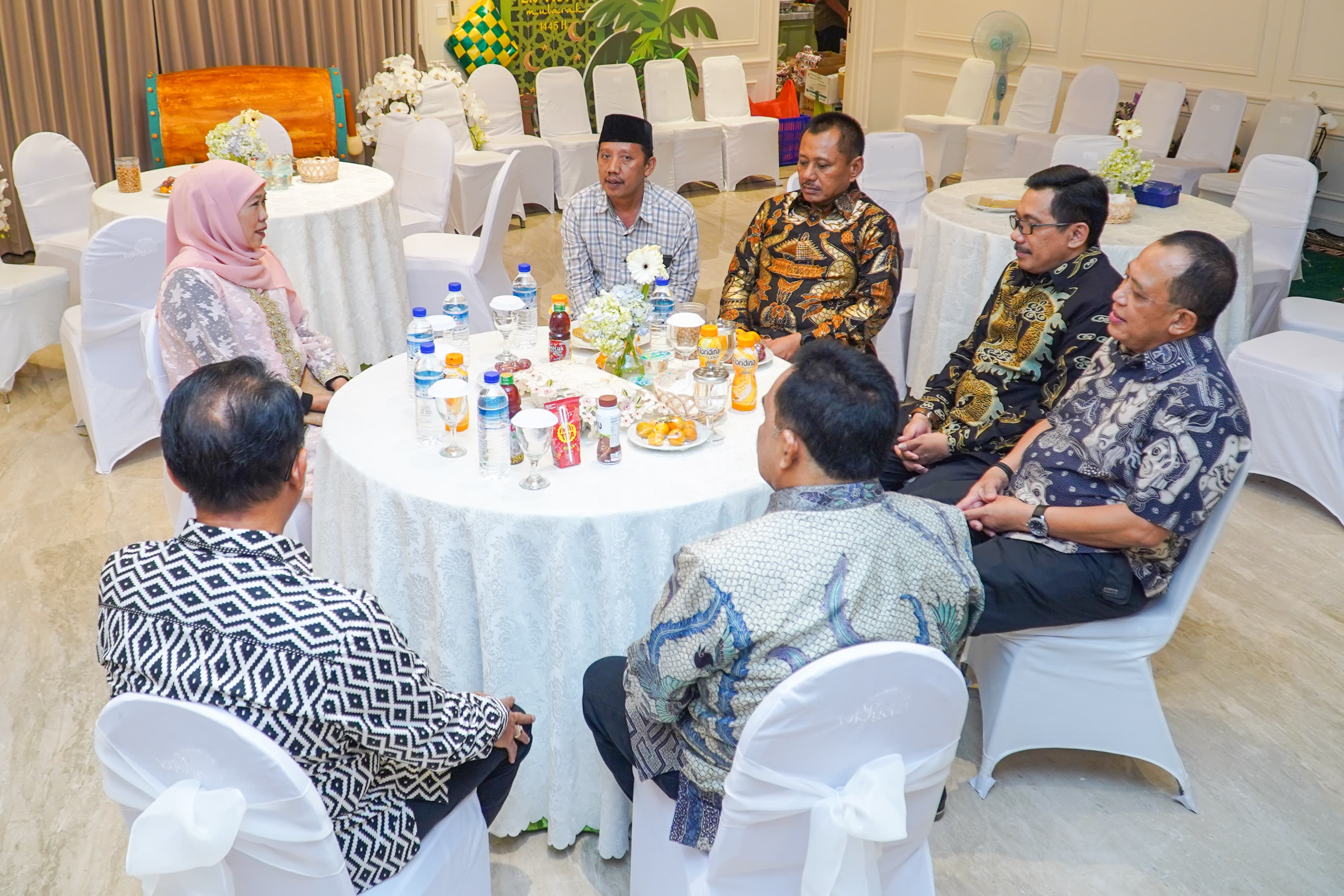 Berbagai tokoh lintas elemen berdatangan silih berganti ke kediaman Ketua Umum PP Muslimat NU Khofifah Indar Parawansa, Kamis (11/4/2024).

