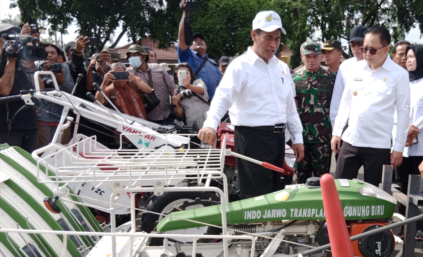 Penjabat (Pj) Gubernur Jawa Timur Adhy Karyono menerima bantuan bantuan alat dan mesin pertanian (alsintan), benih jagung hibrida dan benih padi inbrida dari Menteri Pertanian RI Andi Amran Sulaiman pada Apel Siaga Alat dan Mesin Pertanian di lapangan Kod