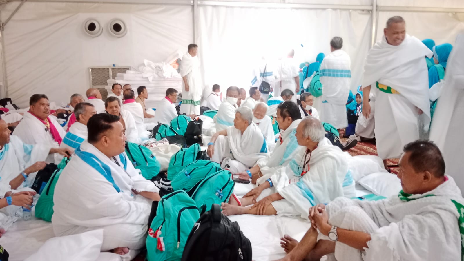 Jamaah Haji Indonesia 2023 asal Surabaya saat berrada di Arofah