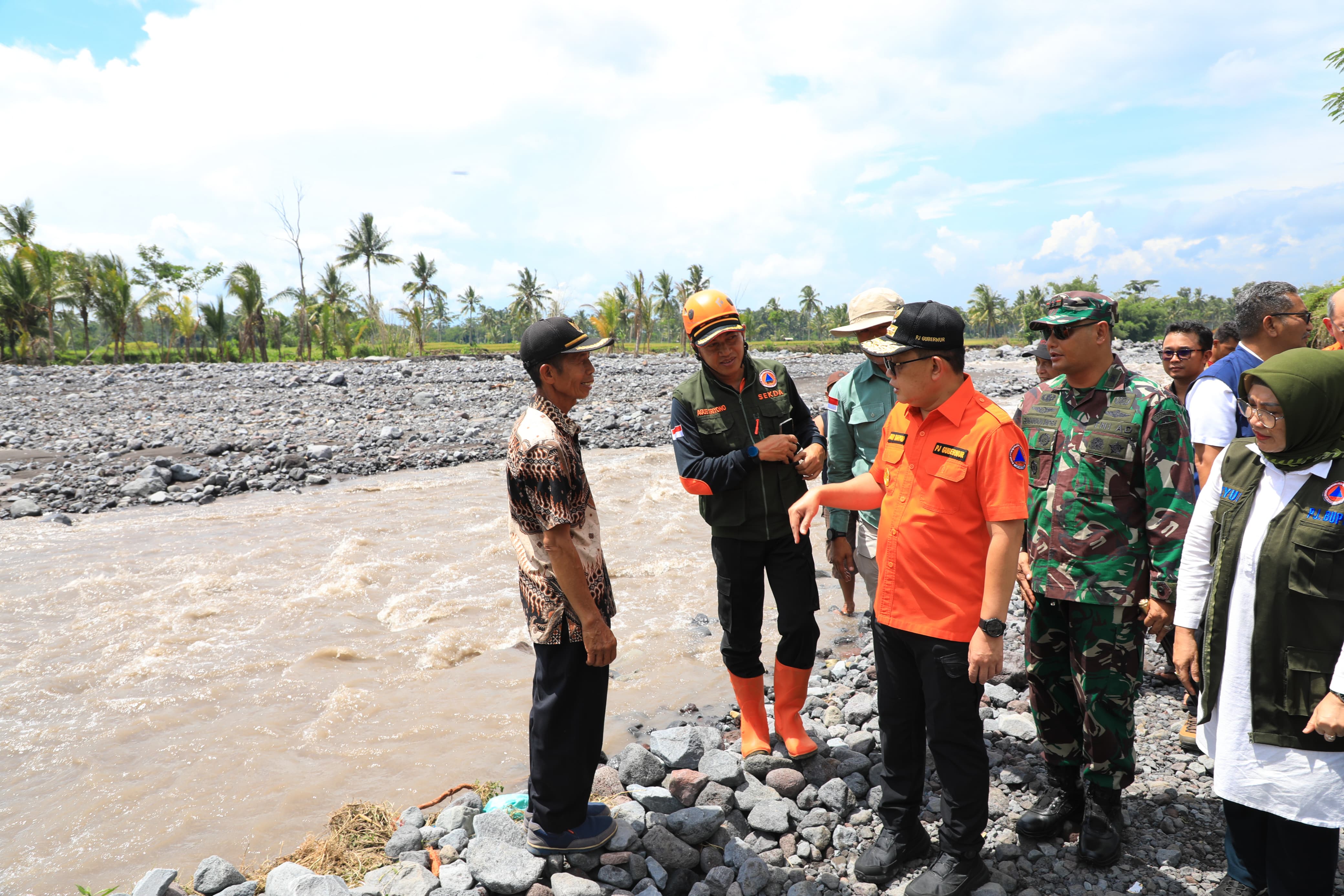 Pj Gubernur Jawa Timur Adhy Karyono  saat meninjau wilayah terdampak banjir lahar dingin di Kabupaten Lumajang, Minggu (21/4).